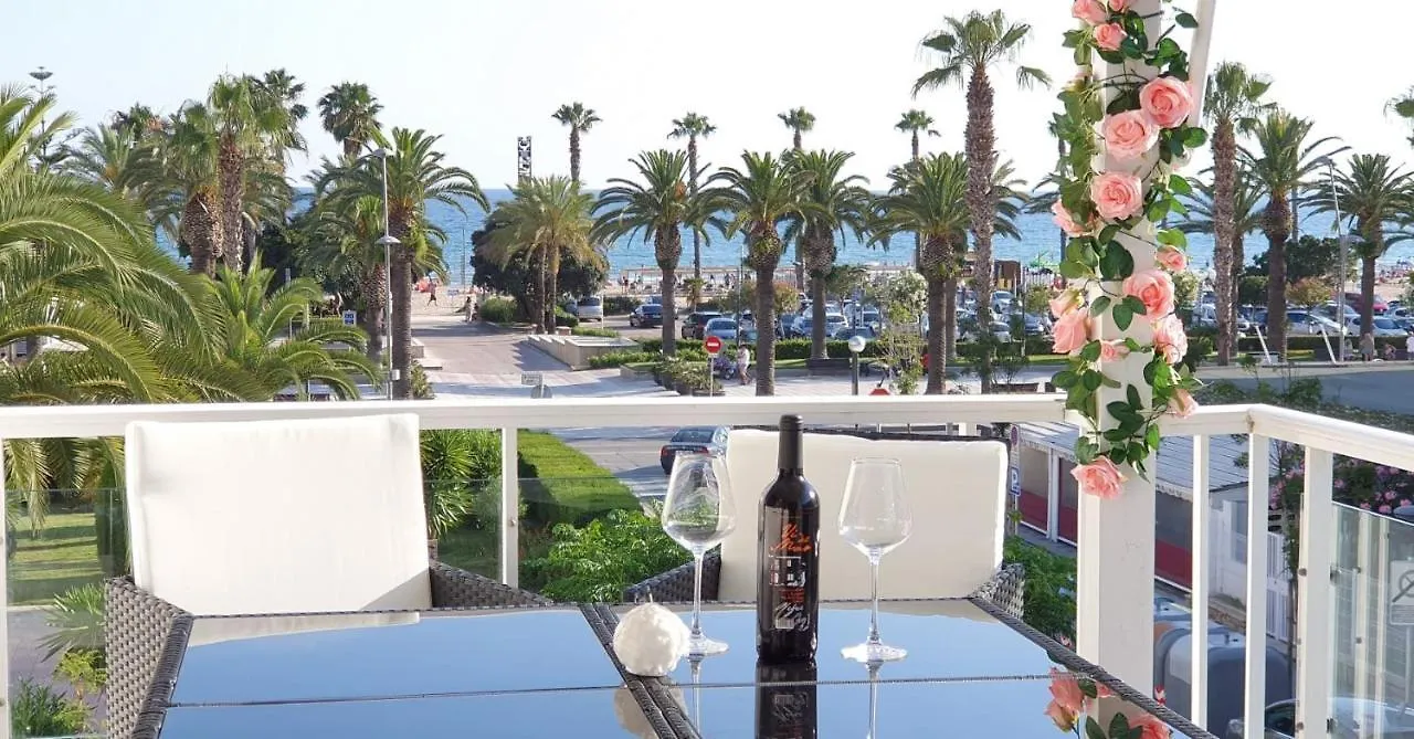 Encantadora Vivienda En El Paseo Maritimo De 萨洛 0*,  西班牙